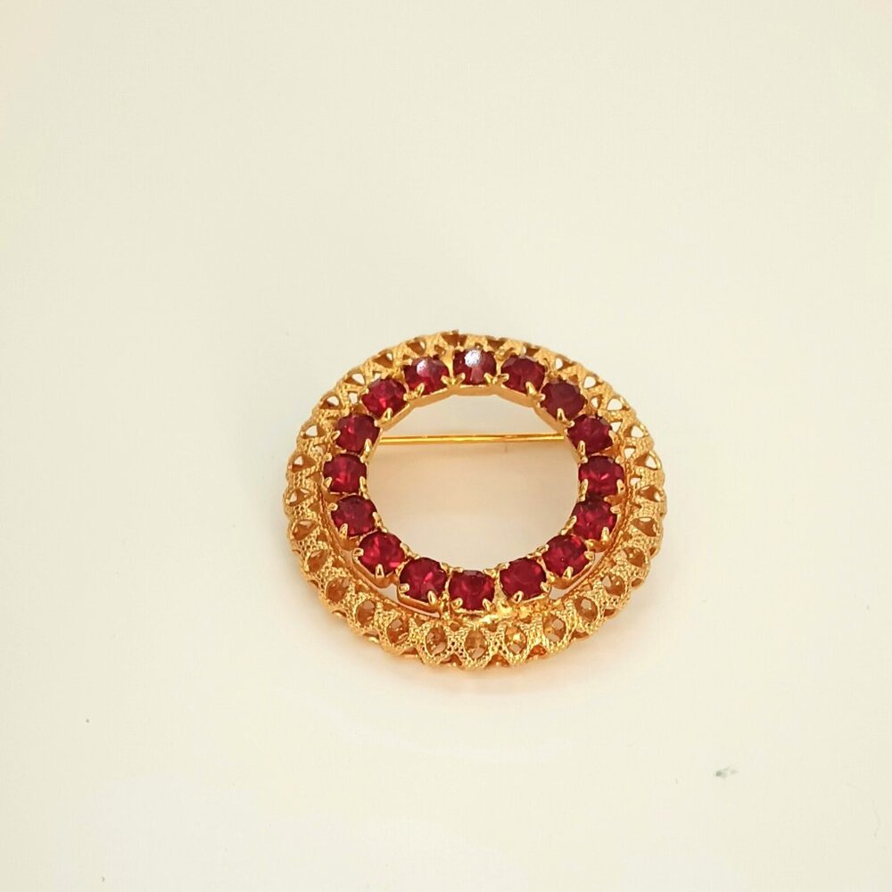 Red Filigree Dome Wreath Brooch. Gold Tone Retro Circle Pin Jewelry